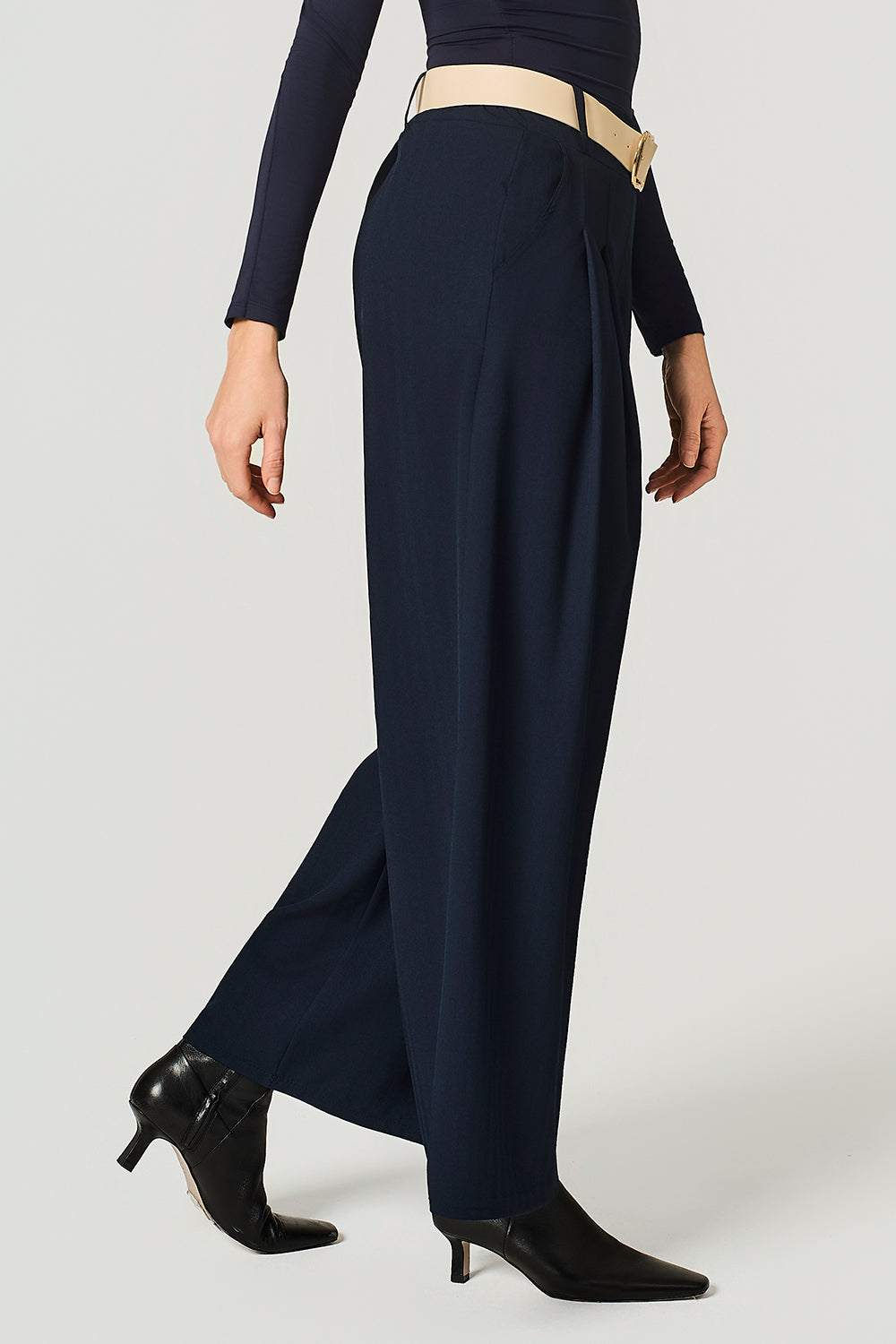 Pantalone over con pinces e cinta