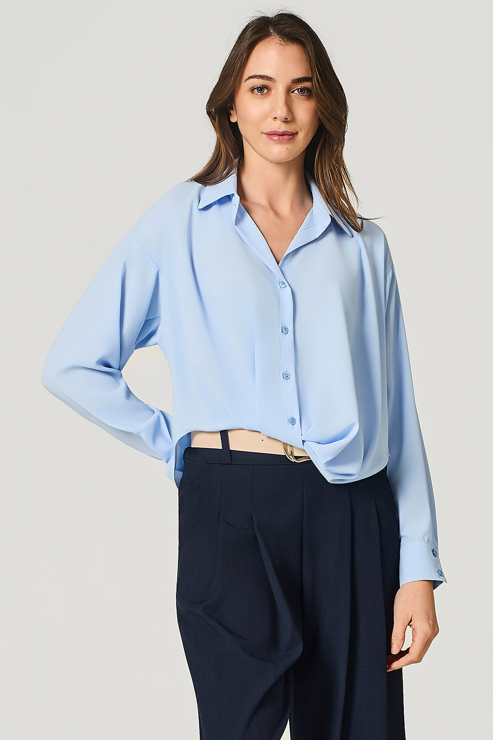 Camicia in satin con nodo incrociato