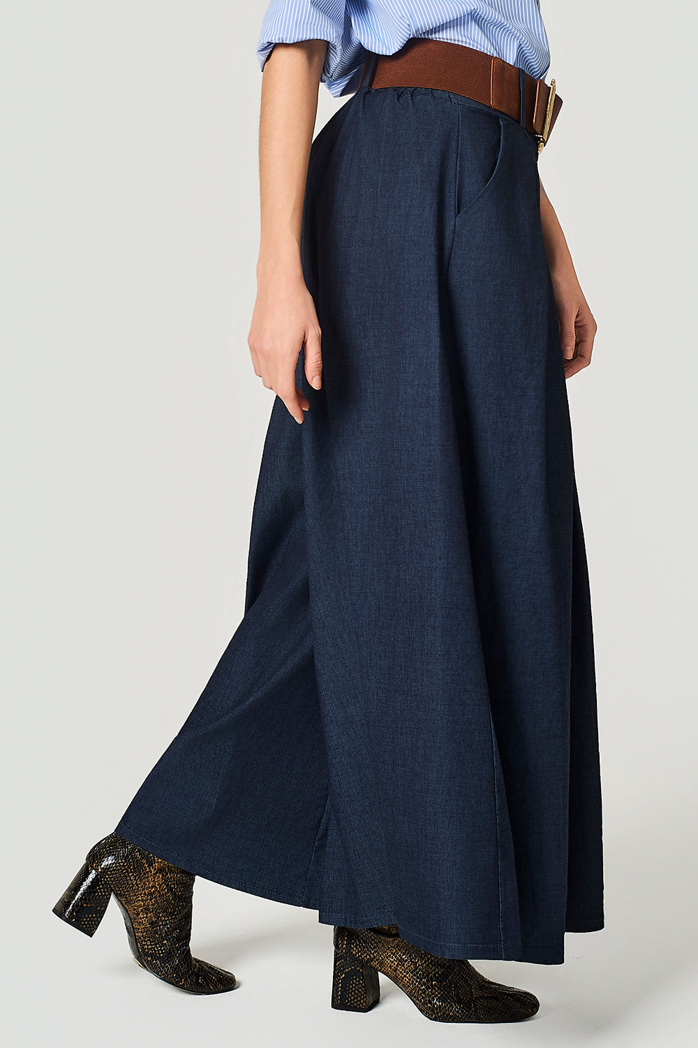 Jeans in chambrais a palazzo con cinta