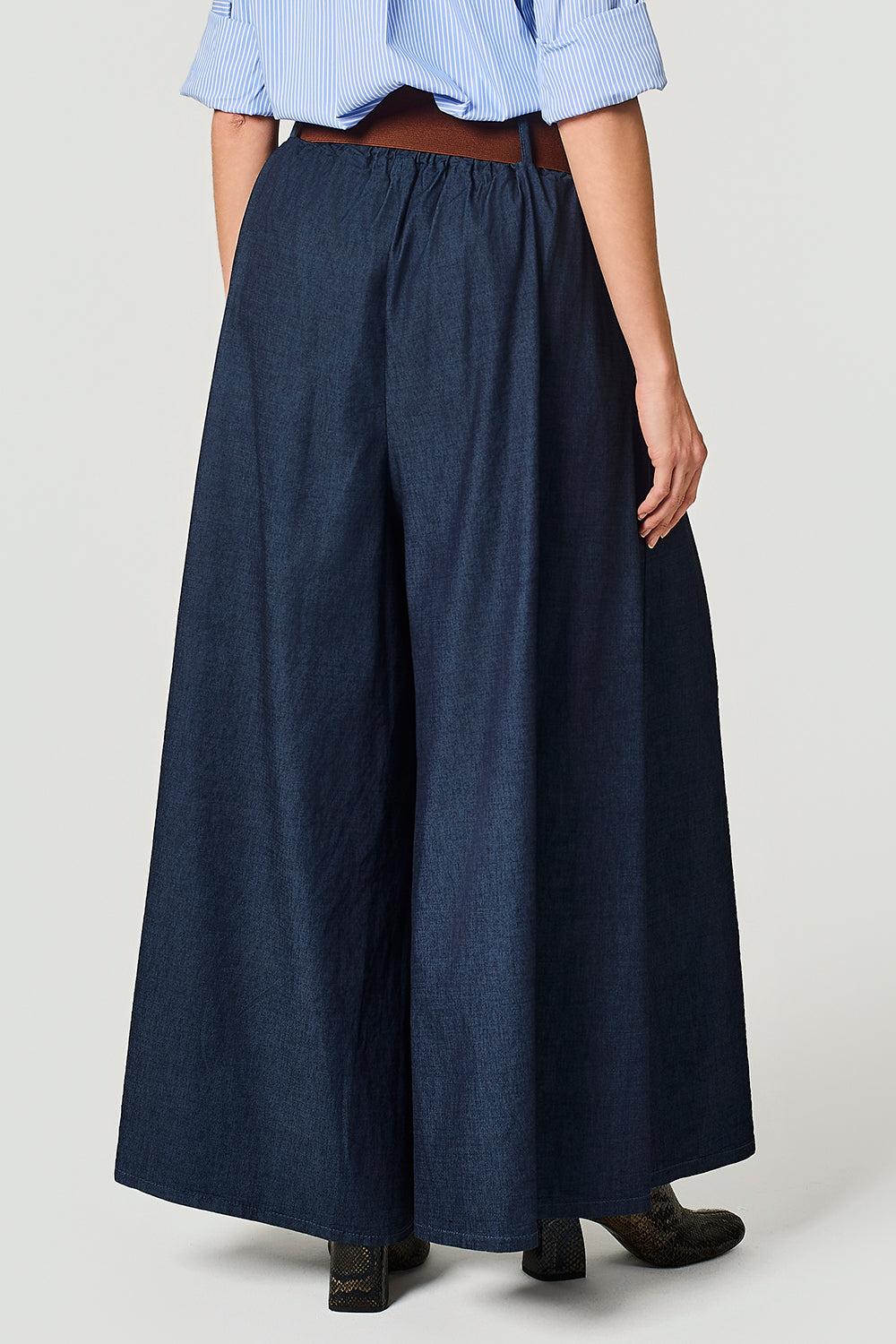 Jeans in chambrais a palazzo con cinta