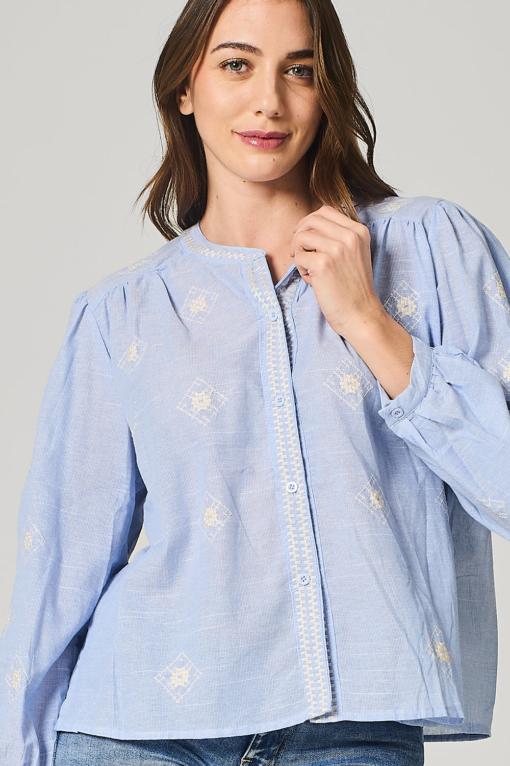 Camicia in mussola millerighe con ricami