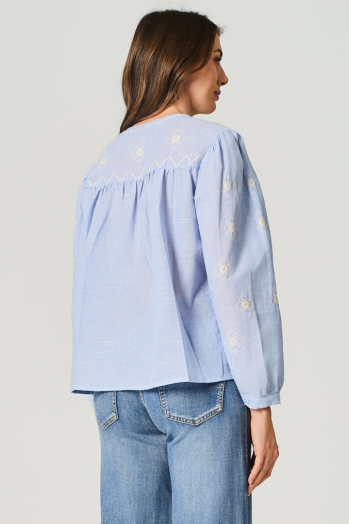 Camicia in mussola millerighe con ricami