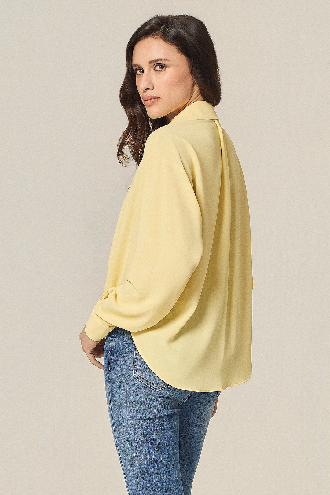 Camicia in satin con nodo incrociato