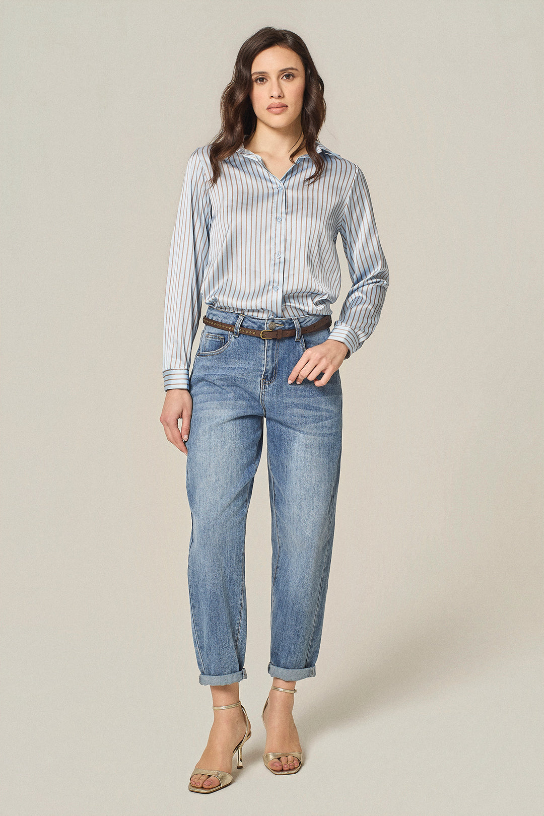 Jeans carrot con cinta