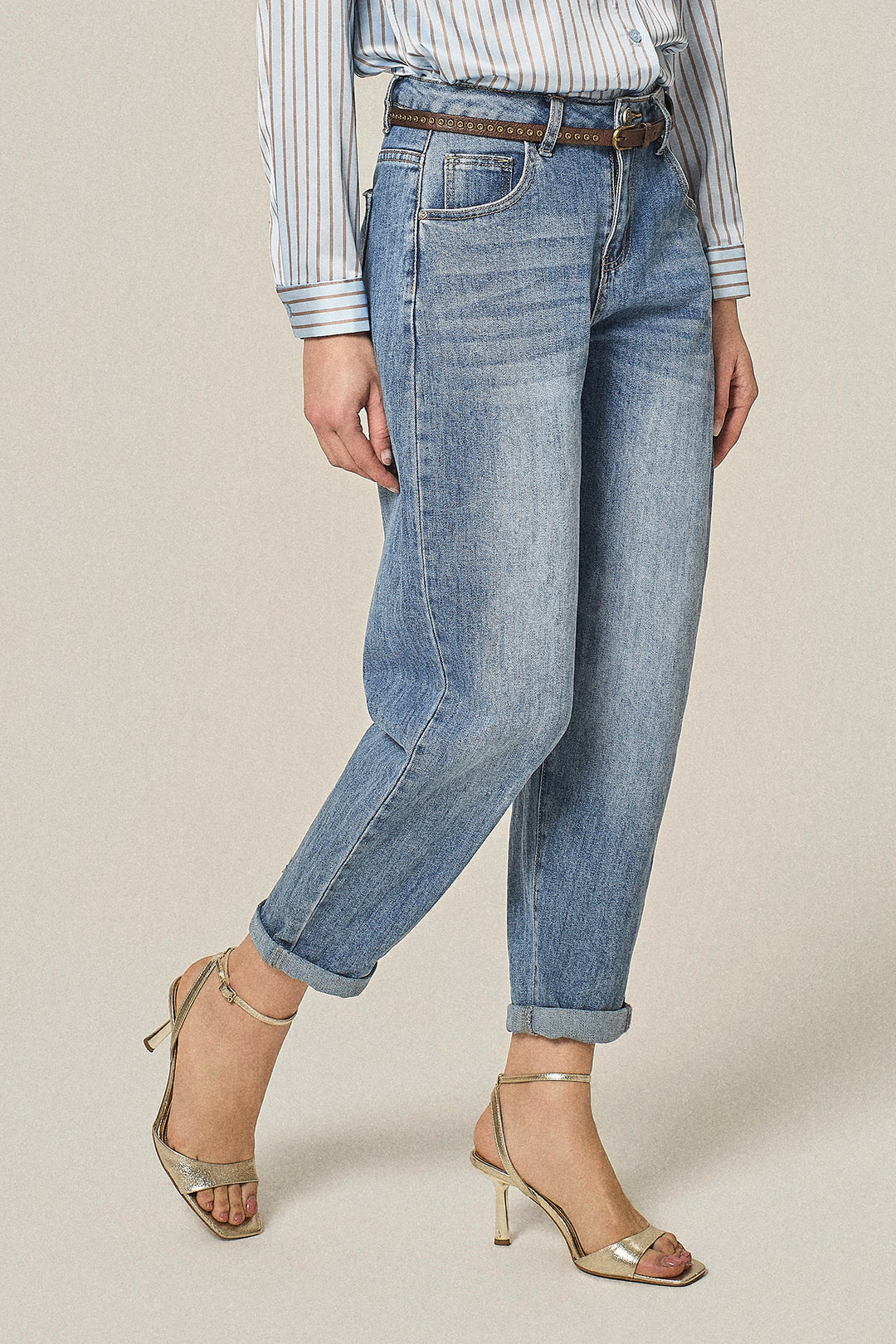 Jeans carrot con cinta