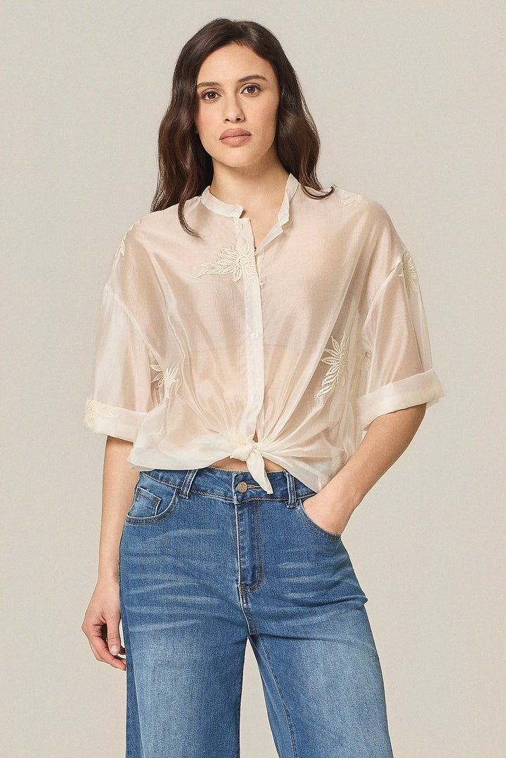 Camicia con ricami floreali