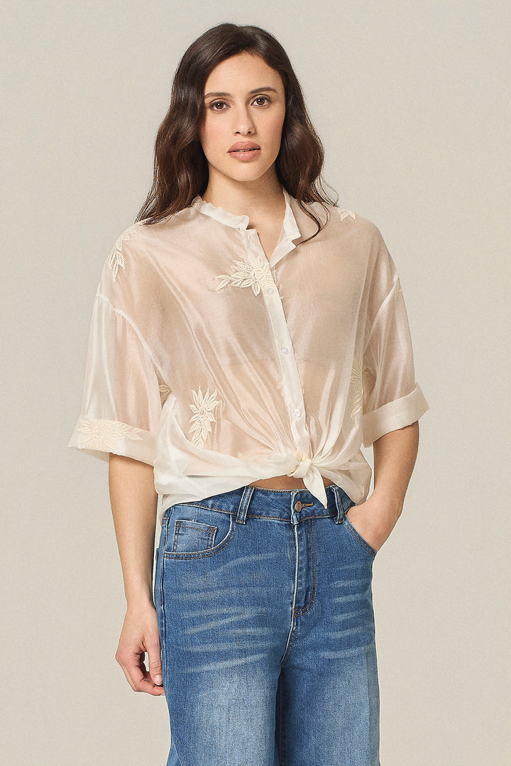 Camicia con ricami floreali