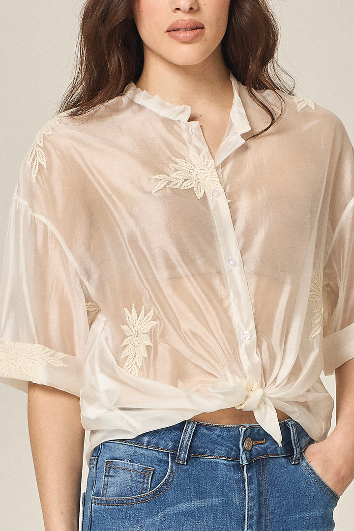 Camicia con ricami floreali