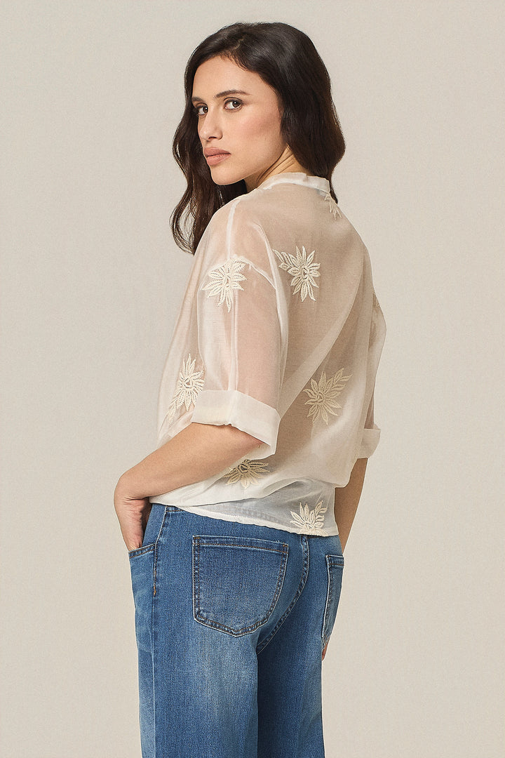 Camicia con ricami floreali