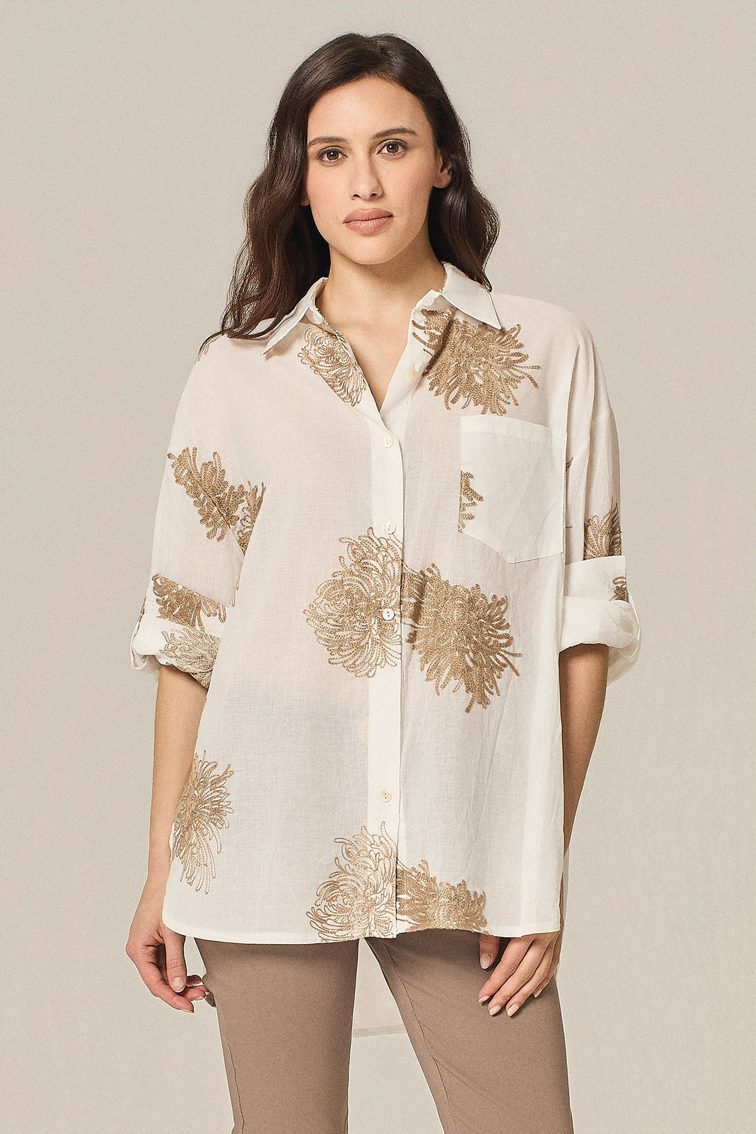 Camicia over con ricami floreali