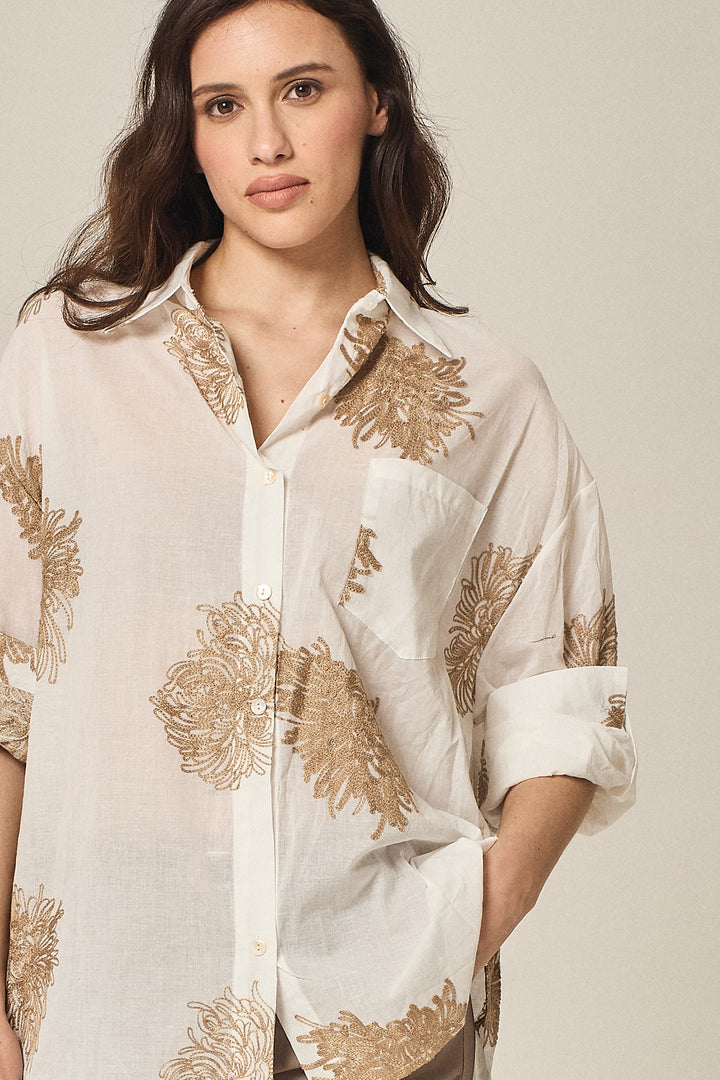 Camicia over con ricami floreali