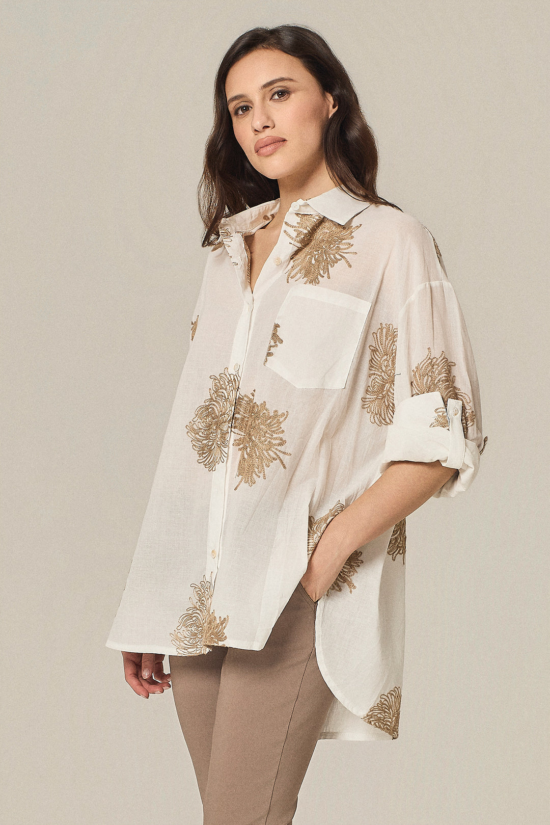 Camicia over con ricami floreali