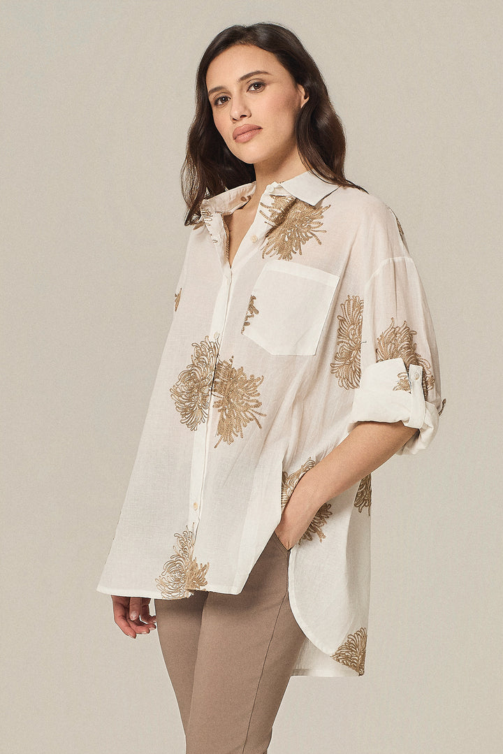 Camicia over con ricami floreali