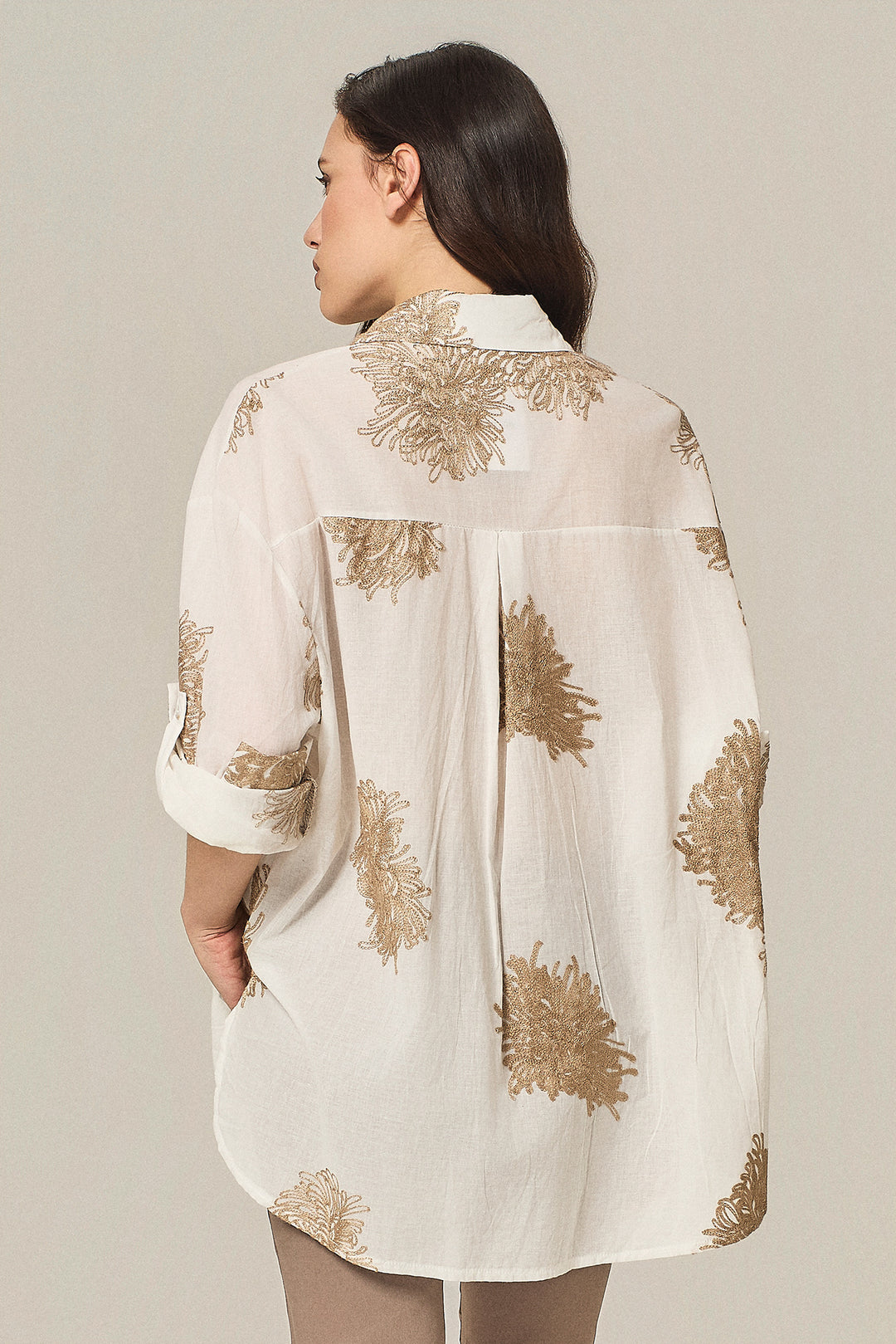 Camicia over con ricami floreali