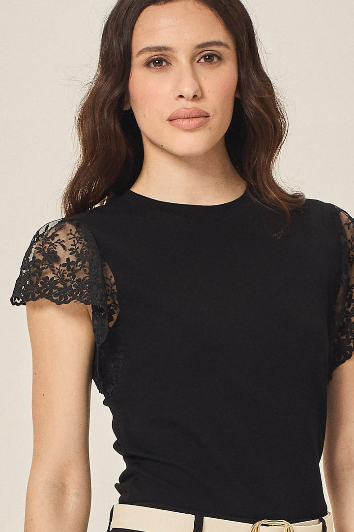 T-shirt con maniche volant in pizzo