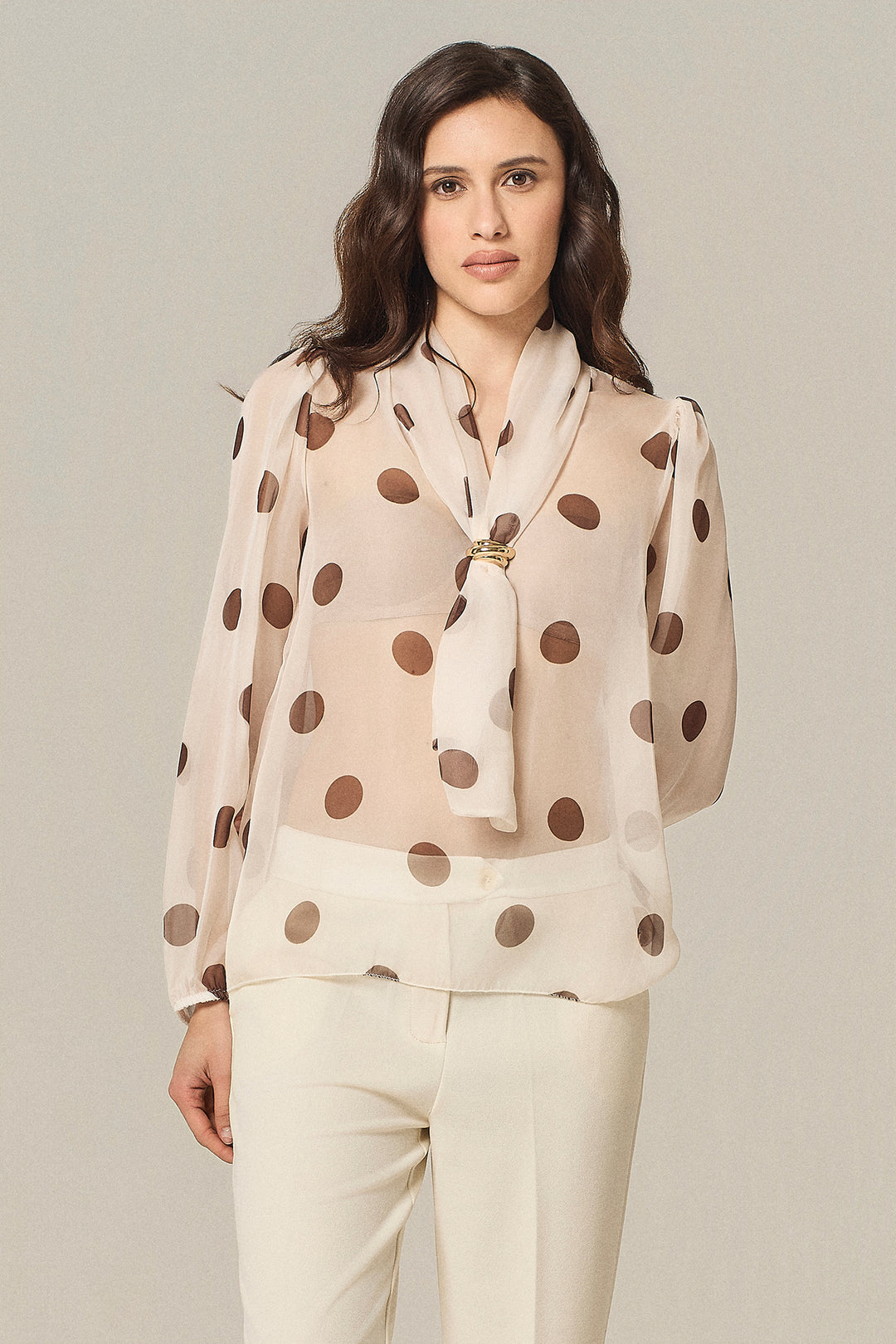 Blusa a pois con motivo a cravatta