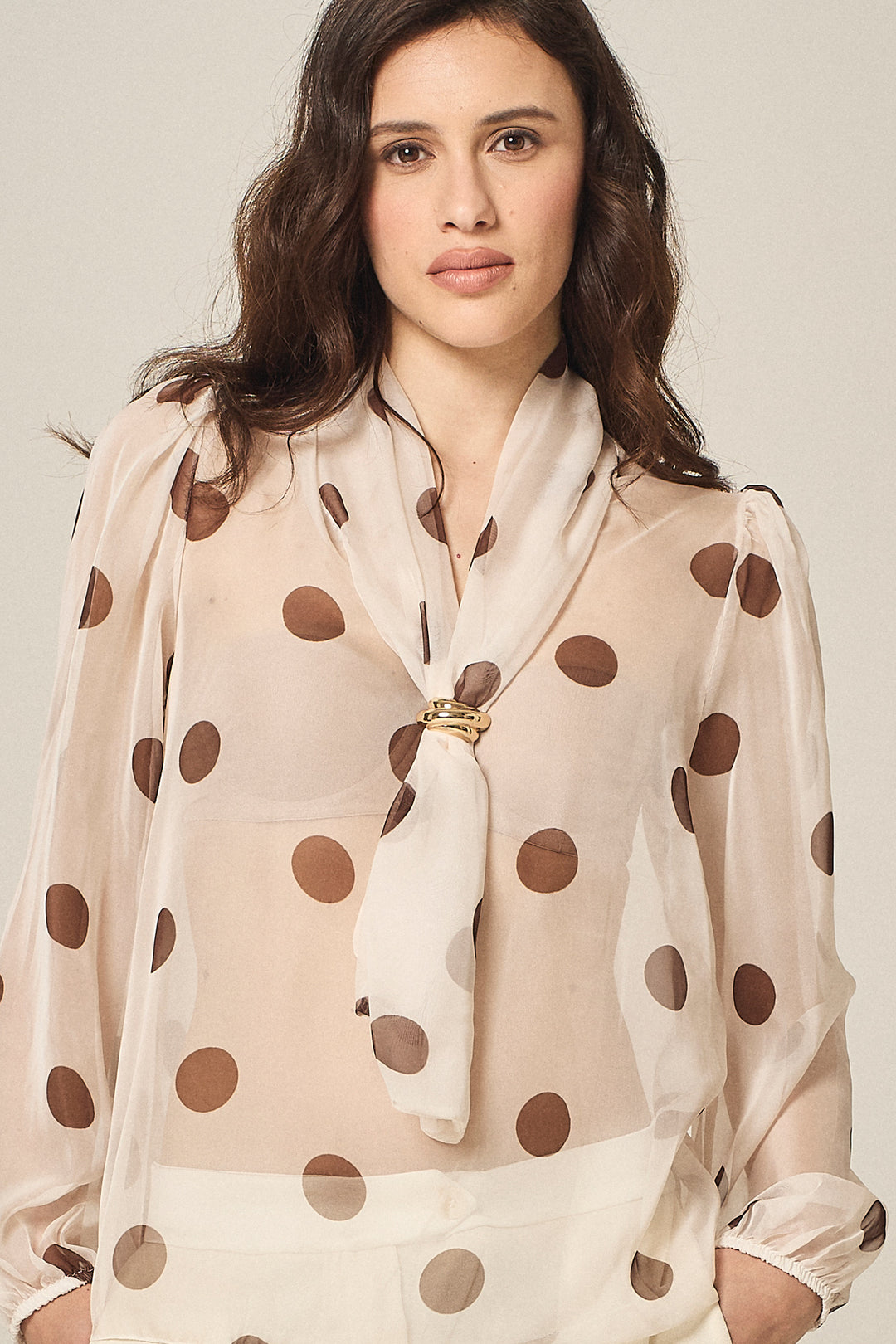 Blusa a pois con motivo a cravatta