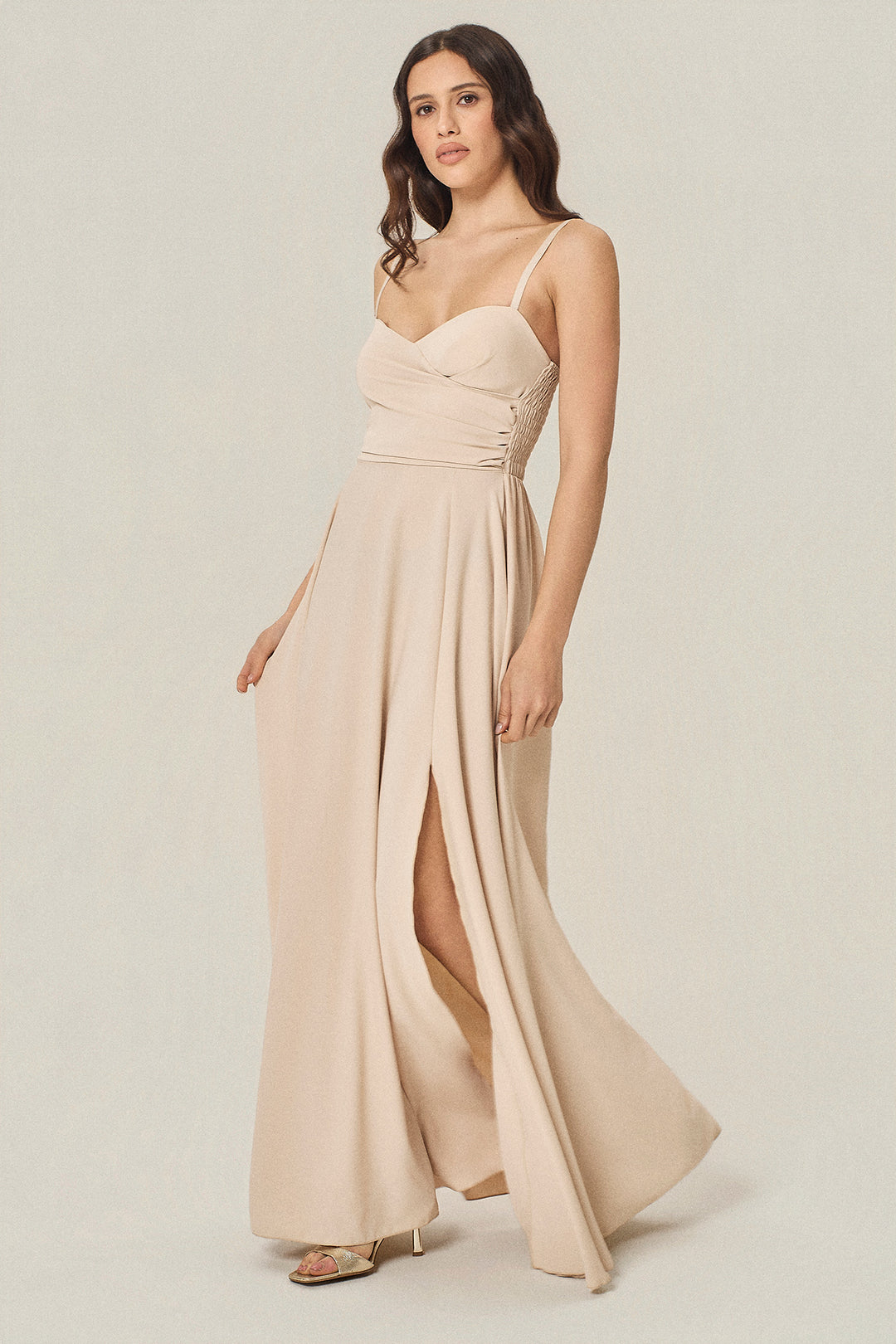 Abito corpetto incrociato e spacco laterale