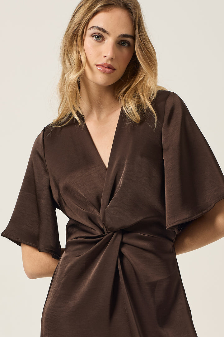 Abito lungo in satin con nodo davanti