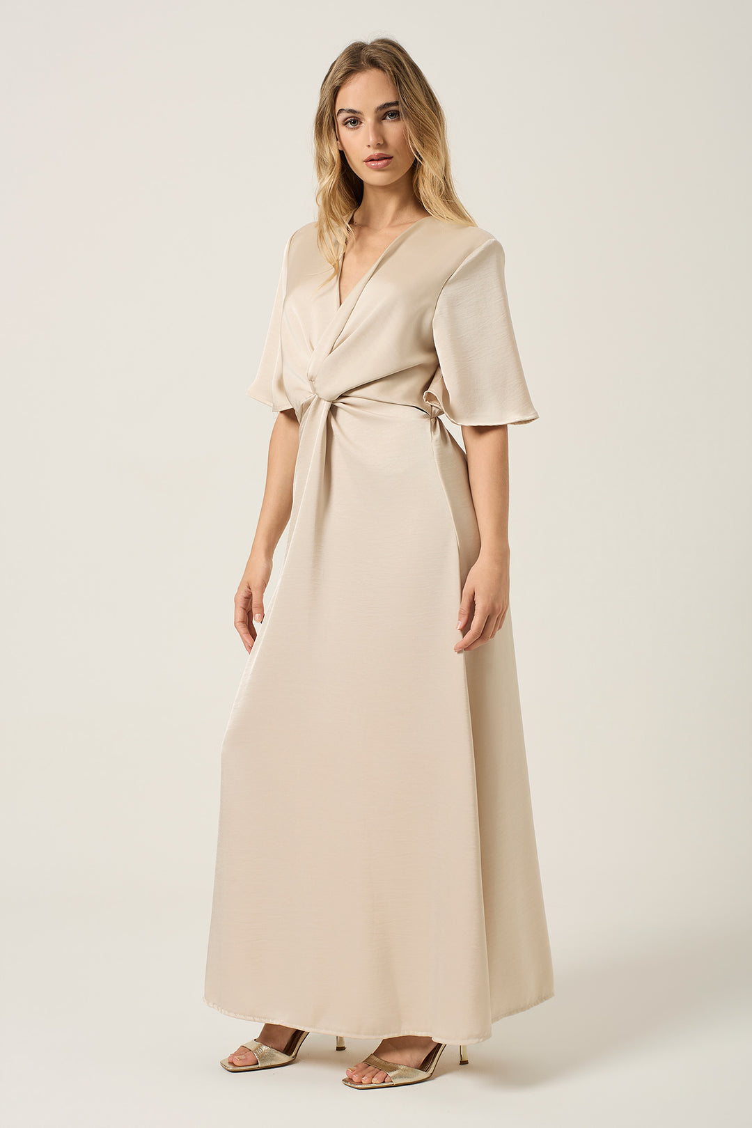 Abito lungo in satin con nodo davanti