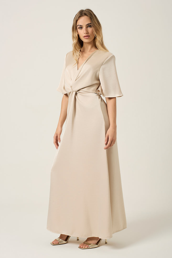 Abito lungo in satin con nodo davanti