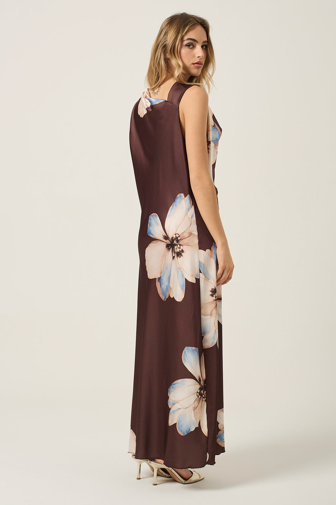Abito lungo in satin fantasia floreale