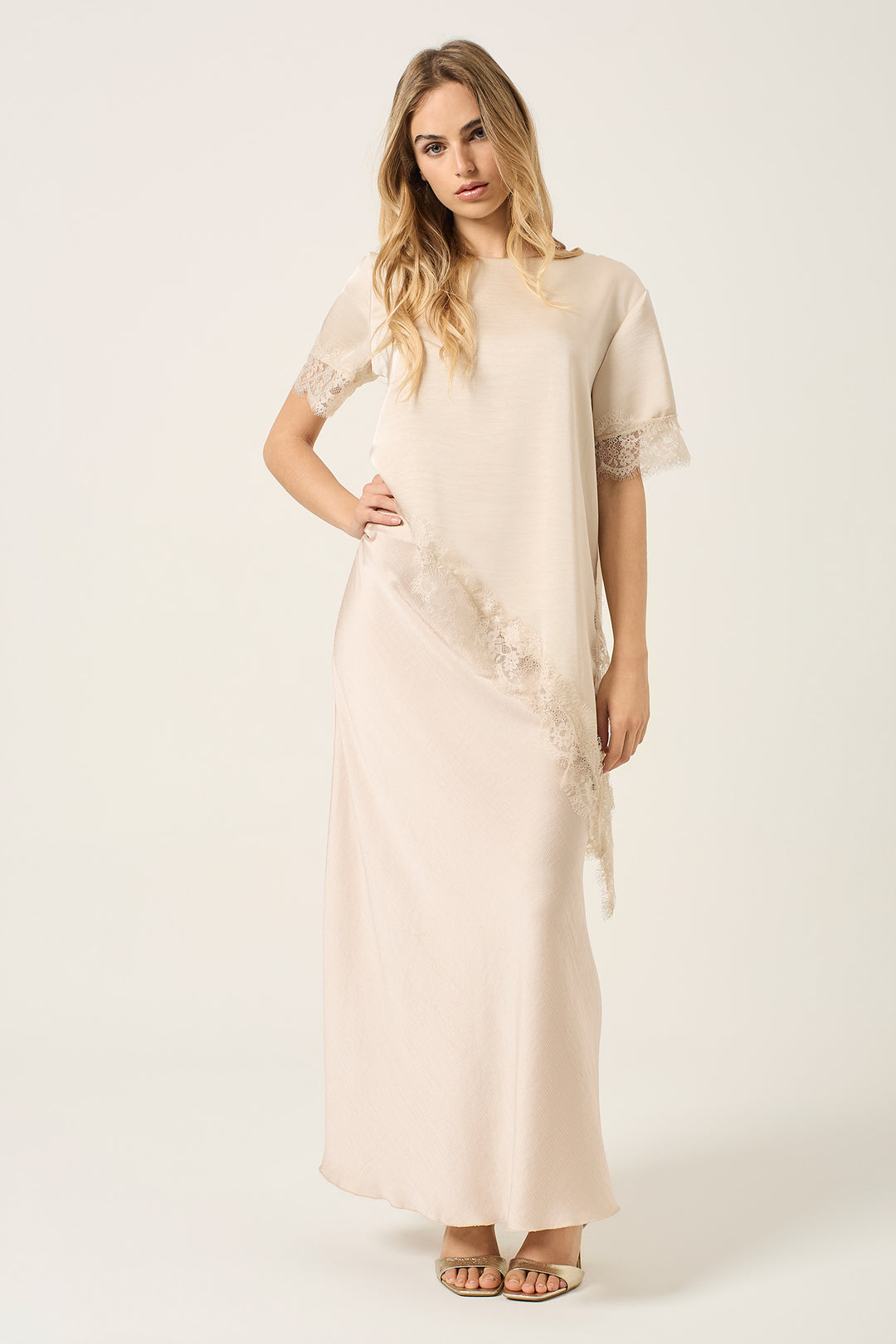 T-shirt asimmetrica in satin con bordi in pizzo