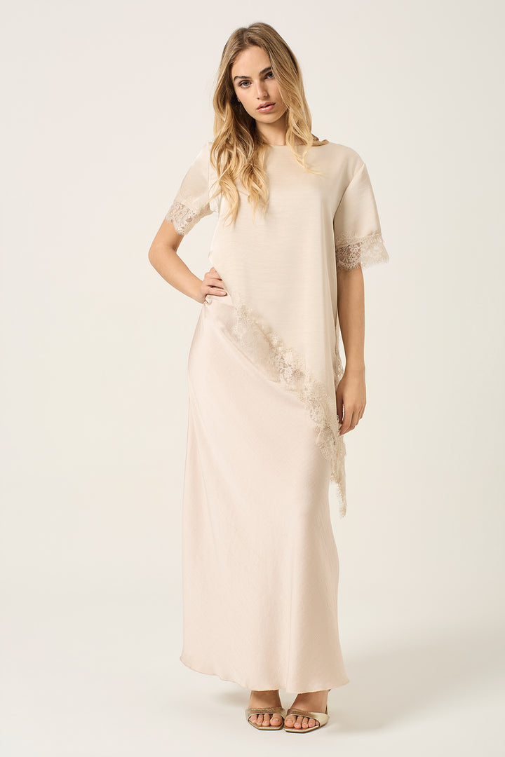 T-shirt asimmetrica in satin con bordi in pizzo