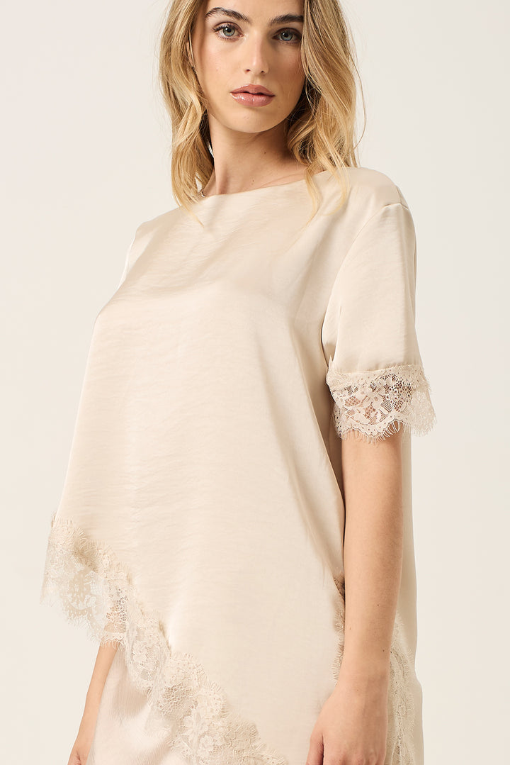 T-shirt asimmetrica in satin con bordi in pizzo