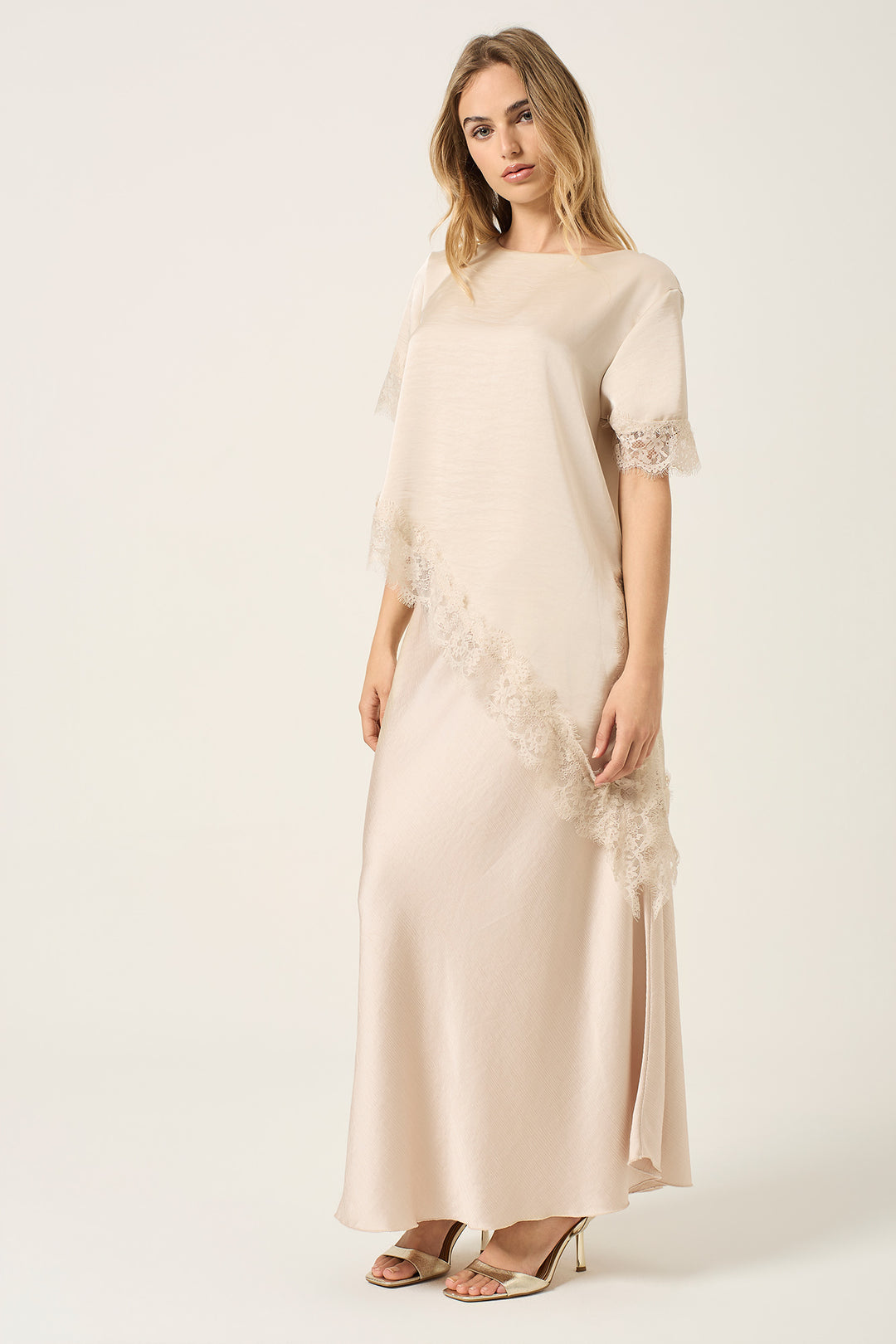 T-shirt asimmetrica in satin con bordi in pizzo