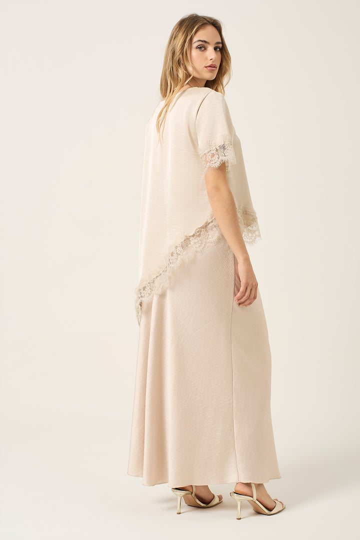 T-shirt asimmetrica in satin con bordi in pizzo
