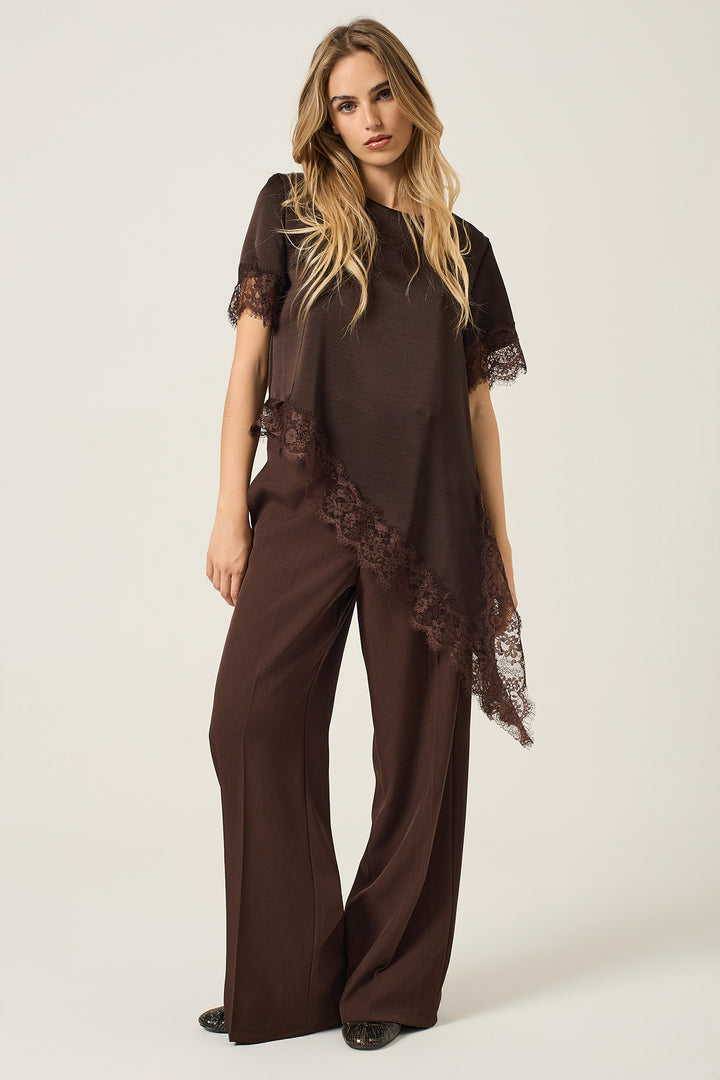T-shirt asimmetrica in satin con bordi in pizzo