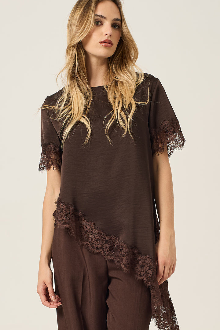 T-shirt asimmetrica in satin con bordi in pizzo