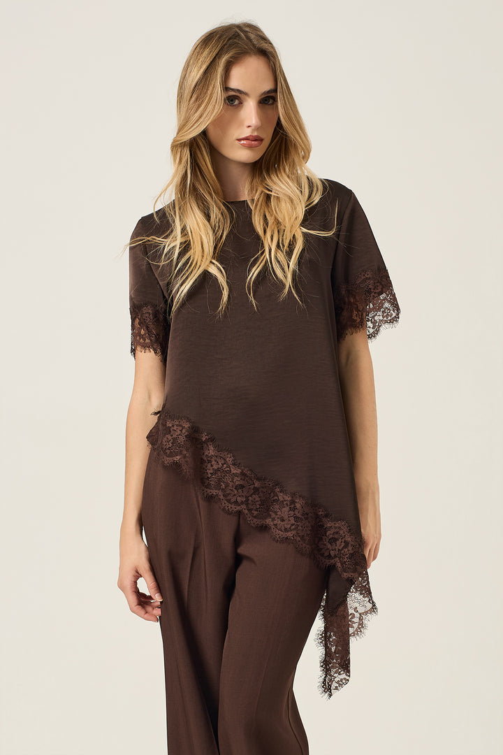 T-shirt asimmetrica in satin con bordi in pizzo