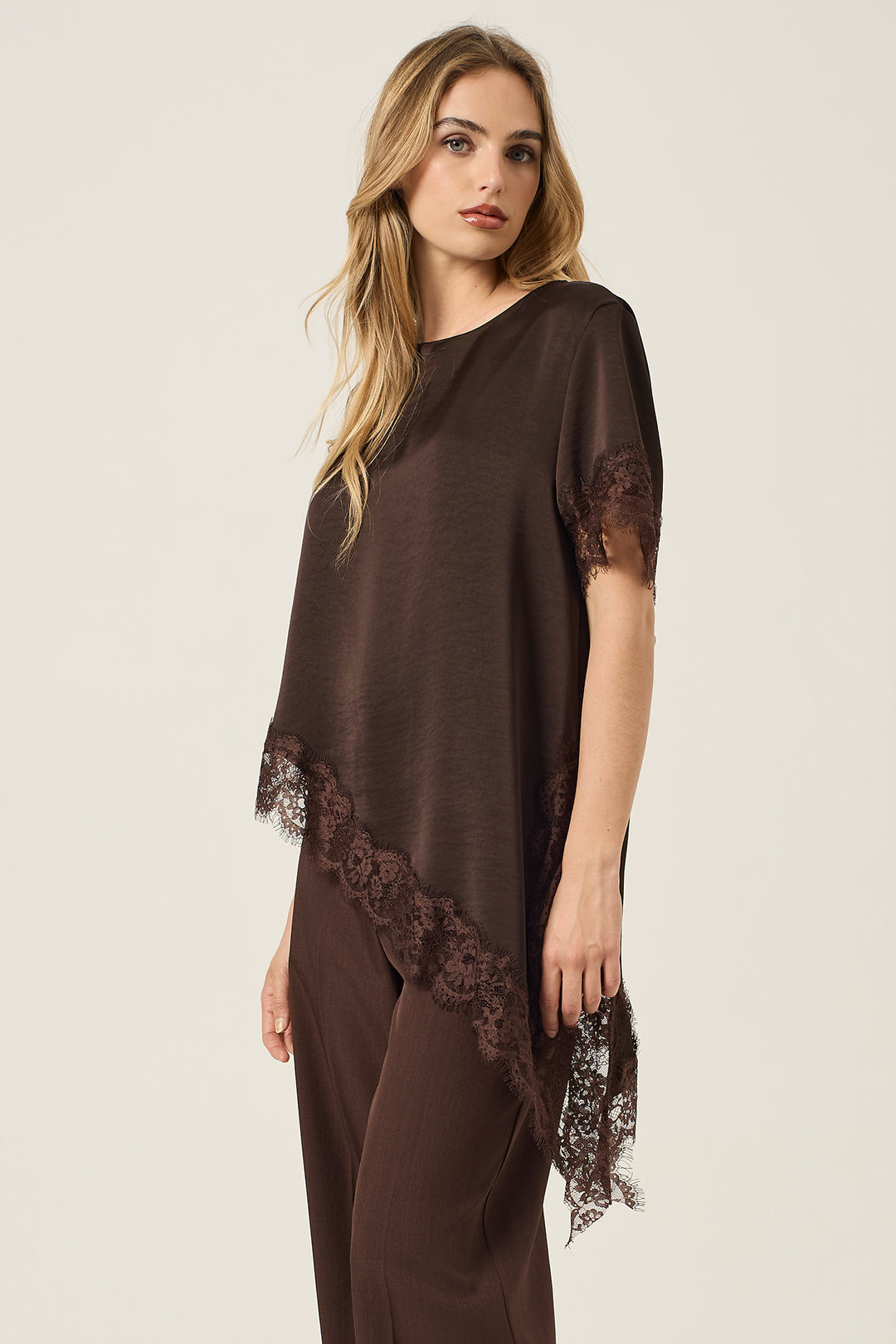 T-shirt asimmetrica in satin con bordi in pizzo