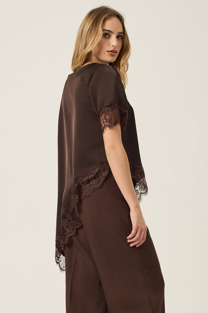 T-shirt asimmetrica in satin con bordi in pizzo