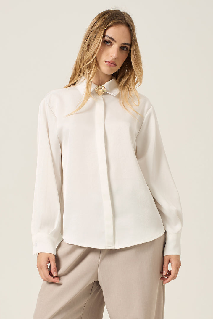 Camicia in satin con chiusura gioiello
