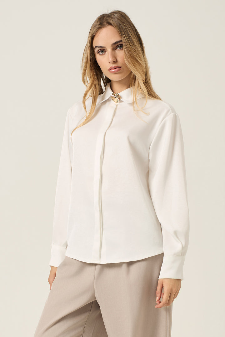 Camicia in satin con chiusura gioiello