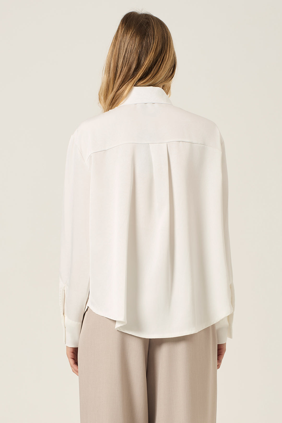 Camicia in satin con chiusura gioiello