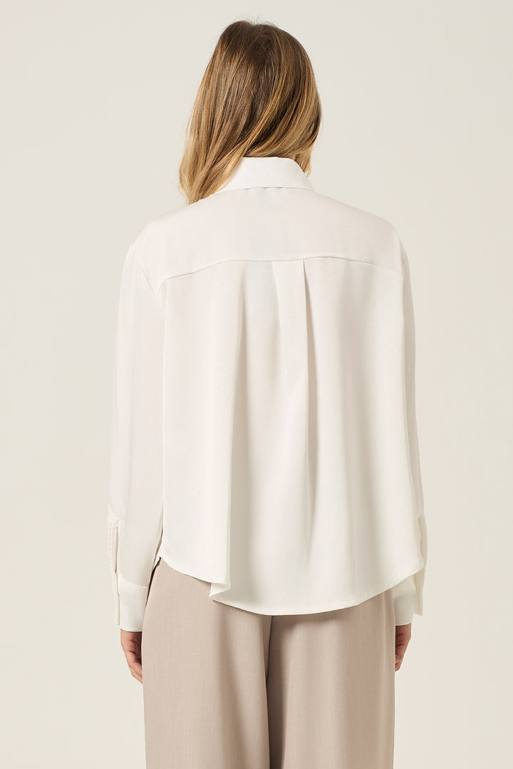 Camicia in satin con chiusura gioiello
