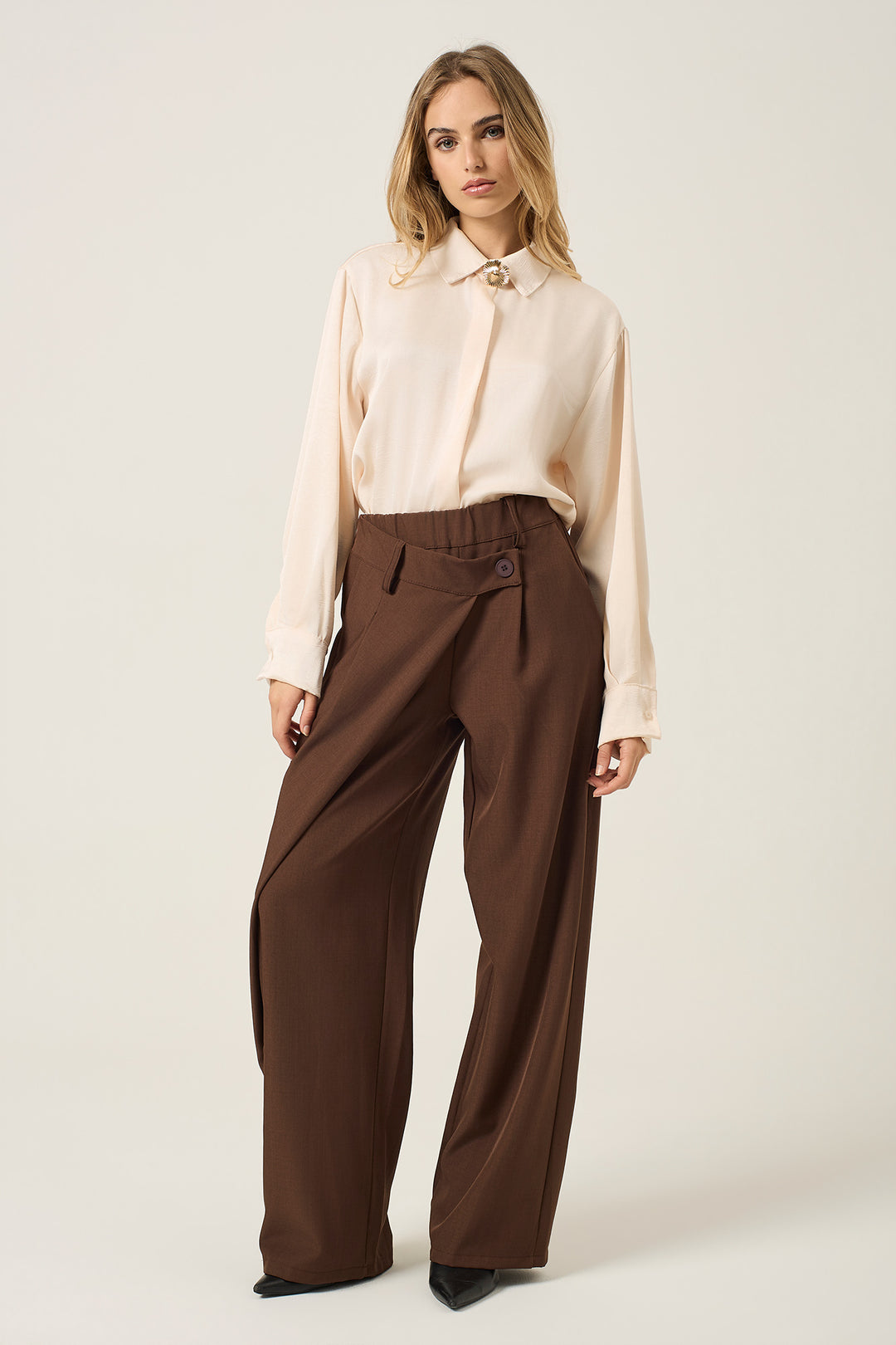 Camicia in satin con chiusura gioiello