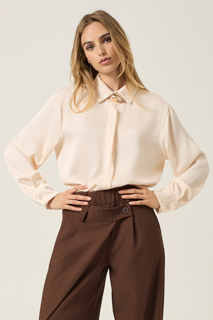 Camicia in satin con chiusura gioiello