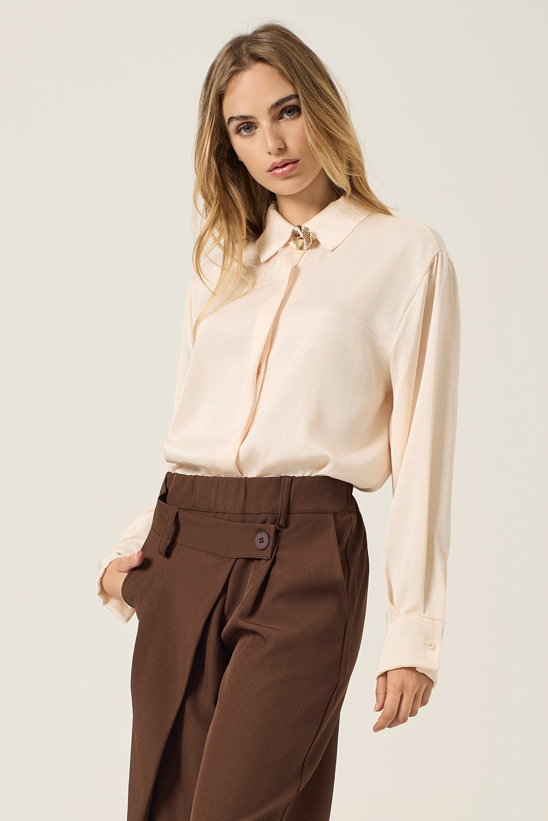 Camicia in satin con chiusura gioiello