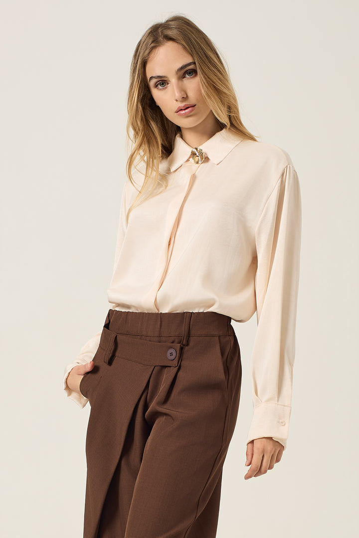 Camicia in satin con chiusura gioiello