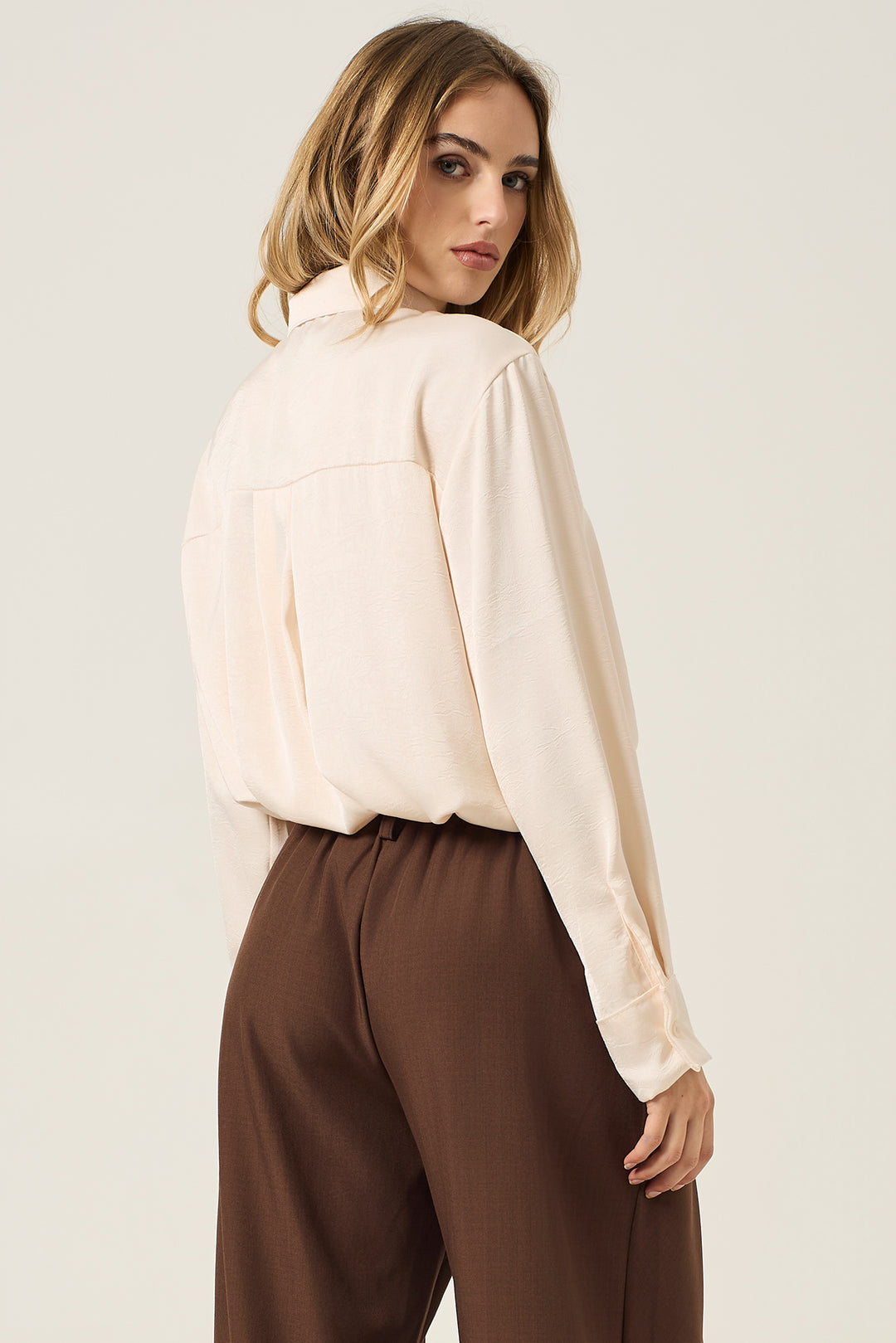Camicia in satin con chiusura gioiello