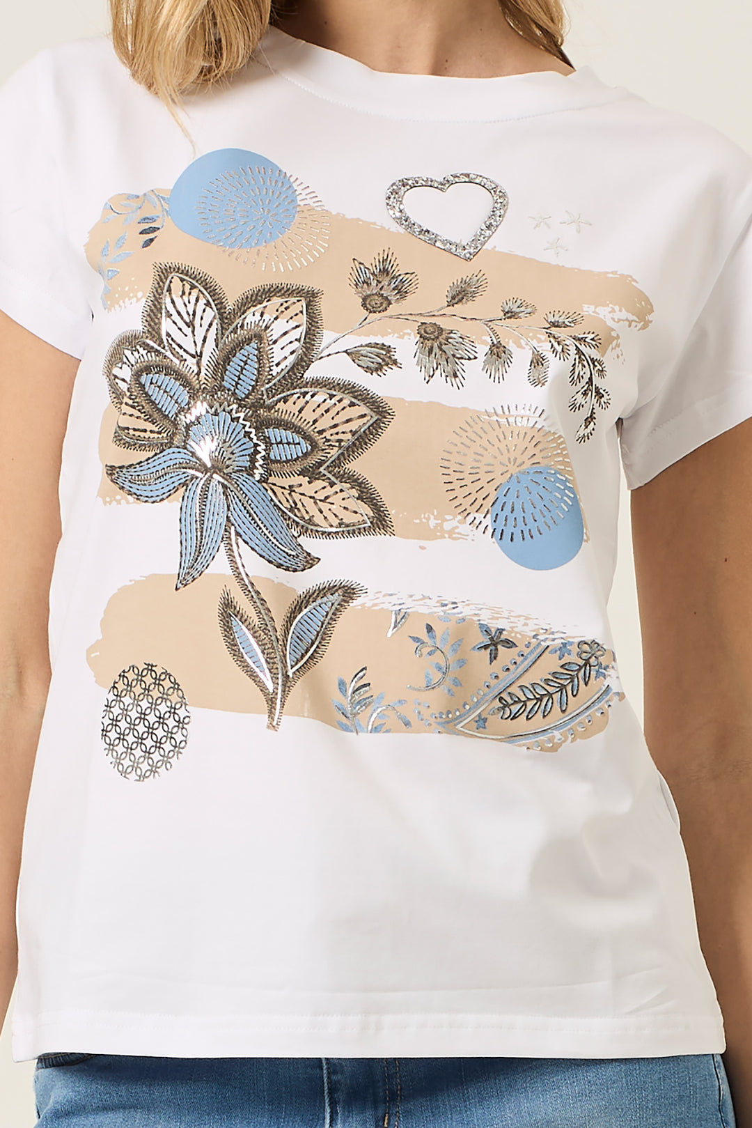 T-shirt con stampa floreale e cuore