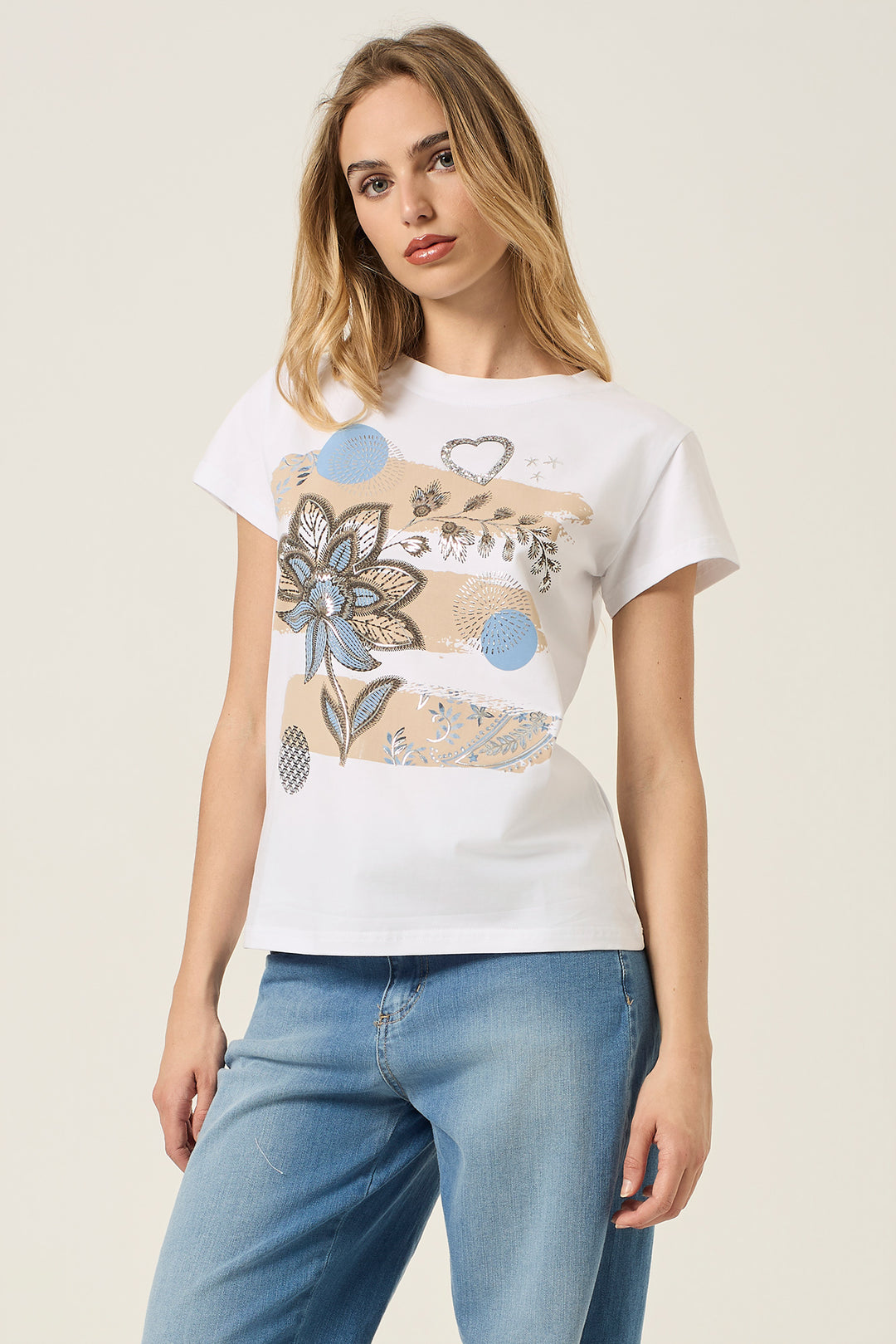 T-shirt con stampa floreale e cuore