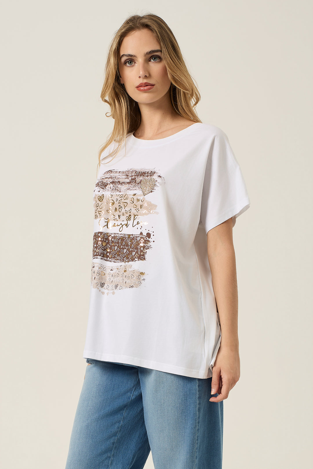 T-shirt stampa pennellate e cuori