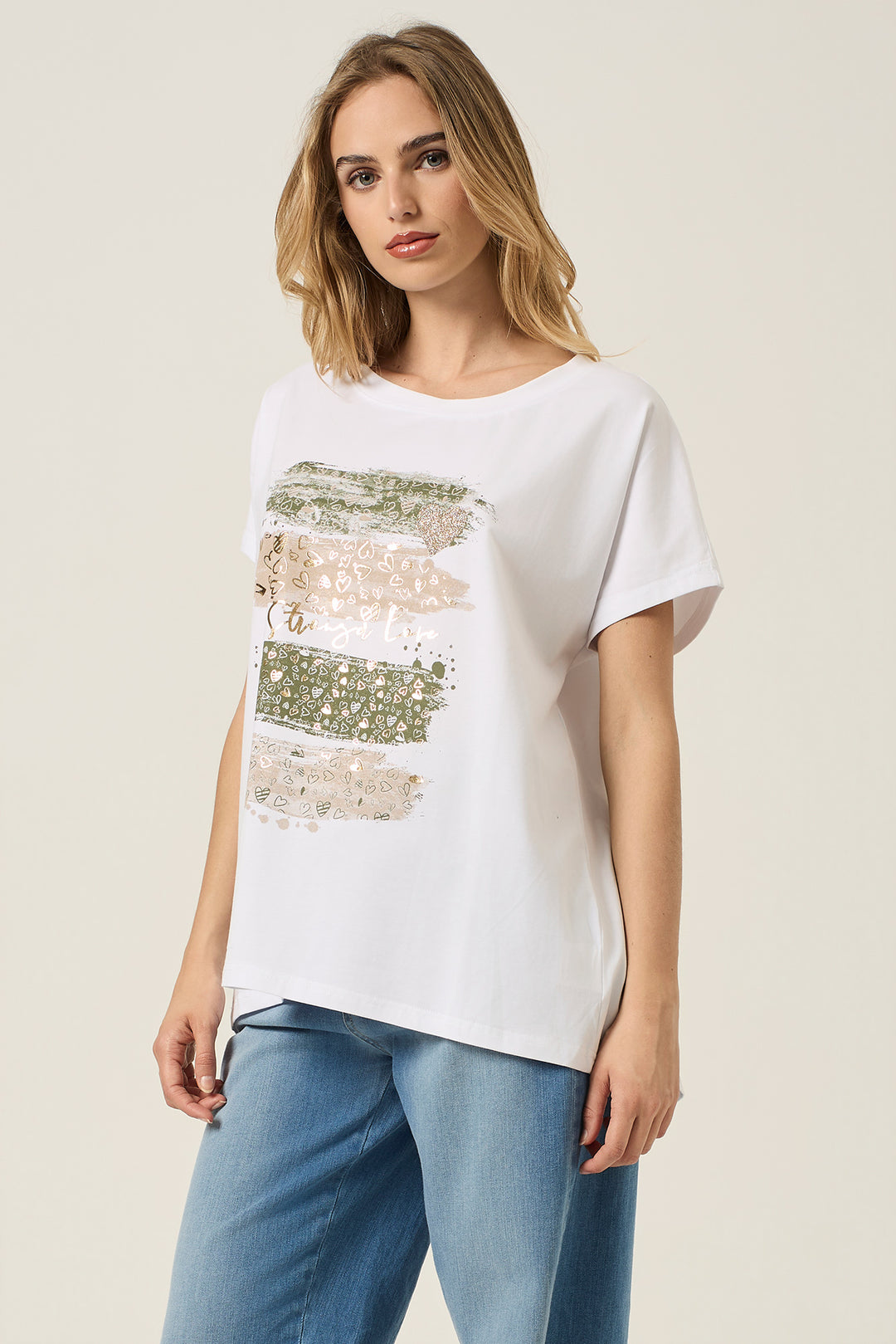 T-shirt stampa pennellate e cuori