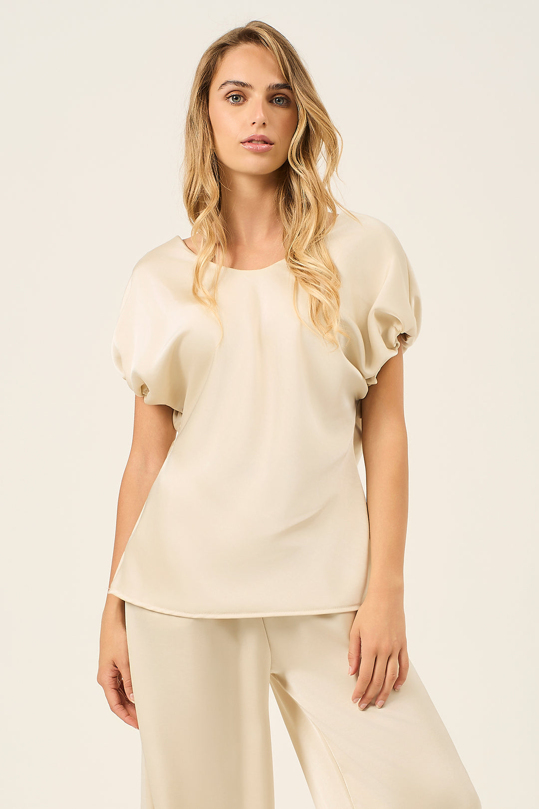 Blusa in satin maniche a sbuffo